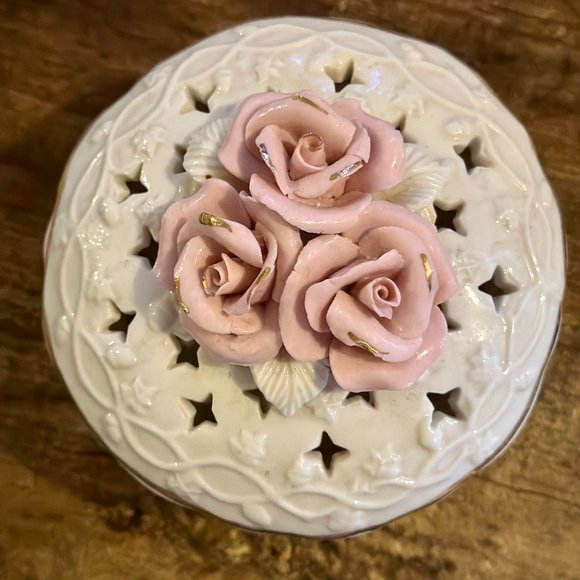 Vintage Ceramic Potpourrie Jewelry Trinket Box Lid Capodimonte Style Roses - Picture 14 of 16